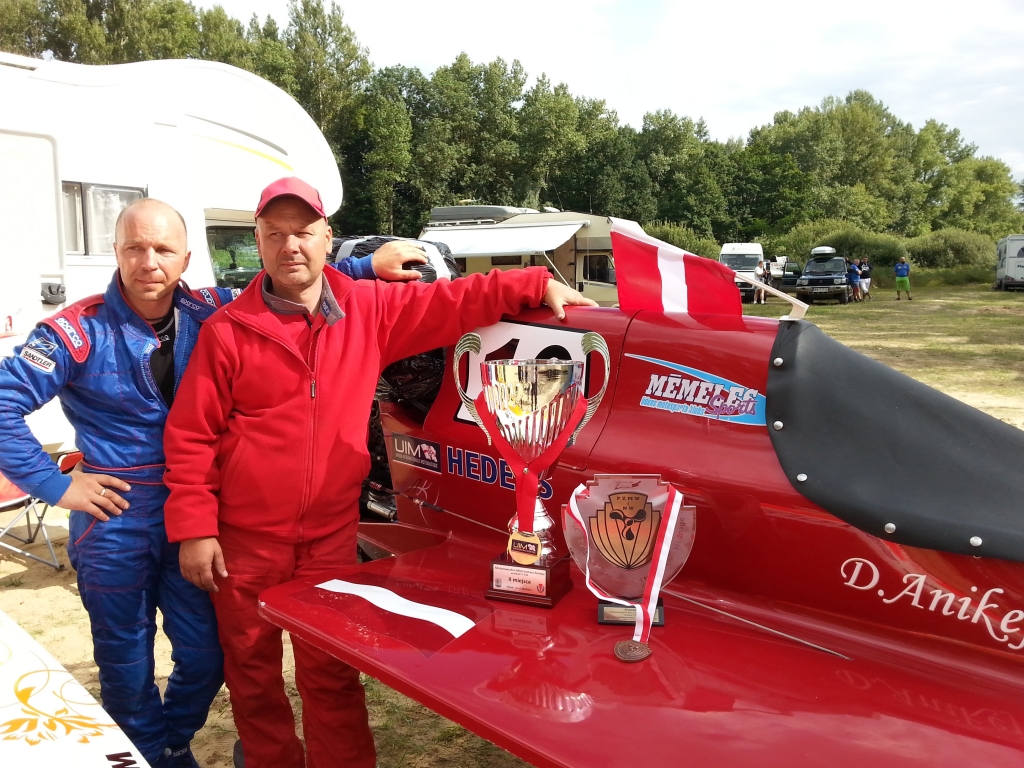 Dmitrijs un Jevgeņijs Aņikejevi pie laivas ar izcīnītajām trofejām. 
Autors: No albuma.