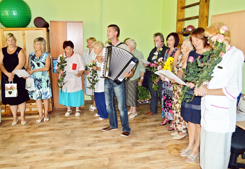 
Kolēģi un pašvaldības pārstāvji svinīgā sarīkojumā pateicās ģimenes ārstēm par Iecavas iedzīvotājiem veltīto mūžu. Sirsnīgu sveicienu bija sagādājis mūziķis Raitis Sirmanis. 
Autors: Zane Gorškova