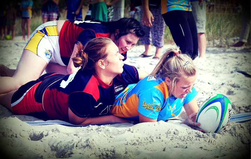 Elīna Sakne (ar bumbu) pludmales regbija sacīkstēs. 
Autors: No E. Saknes albuma. 