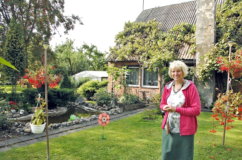 Daina Burceva Līvu mājas sētā. Viņa priecājas par labajiem kaimiņiem, kas mīt līdzās.
Autors: Ivars Bogdanovs