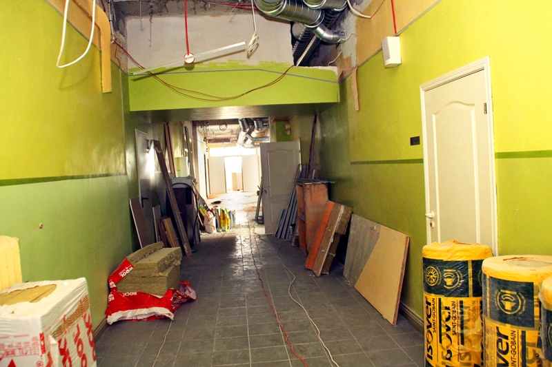 Bauskas Valsts ģimnāzijas ceturtā stāva koridors divpadsmit dienas pirms mācību gada sākuma piepildīts ar būvmateriāliem, instrumentiem, nepabeigtām komunikācijām.
Autors: Uldis Varnevičs