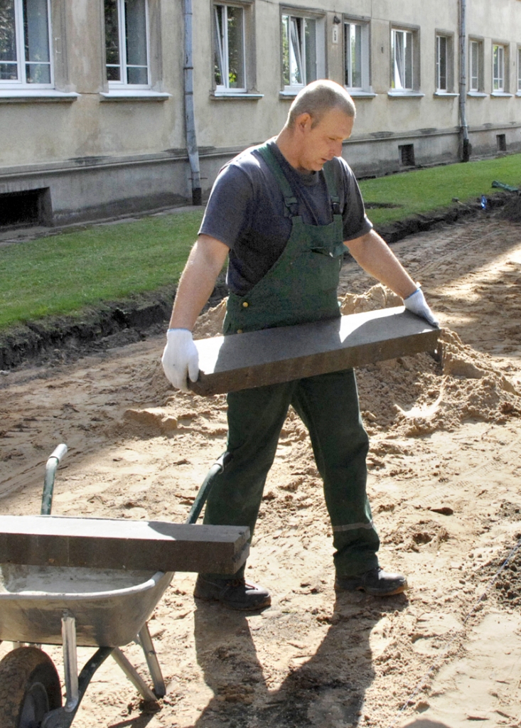 SIA «Vides serviss» strādnieki Slimnīcas ielas ietvi rekonstruēs līdz asfaltētajam posmam. Gājēju celiņš tiks sašaurināts no četriem uz trijiem metriem.
Autors: Ivars Bogdanovs
