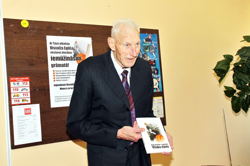 Visvaldis Eglītis mūža nogalē paspēja piepildīt sapni – izdot grāmatu par savu dzīvi un basketbolu.
Autors: No «Bauskas Dzīves» arhīva.