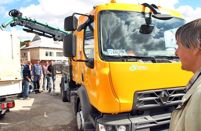 SIA «Bauskas ūdenssaimniecība» darbinieki 19. augustā iepazinās ar jauno tehniku - «Penelli» firmas asenizācijas mašīnu. 
Autors: Uldis Varnevičs