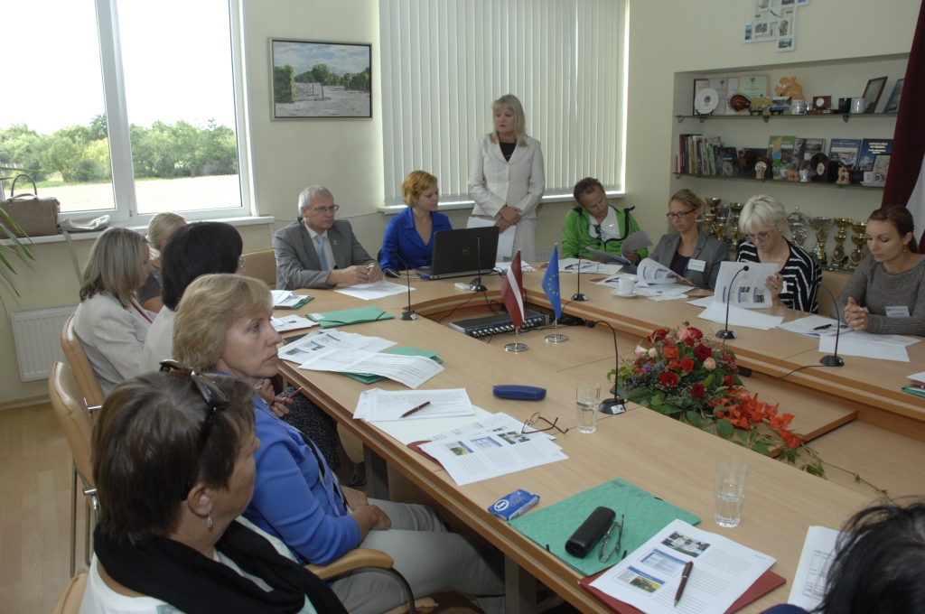 Konkursa «Eiropas Gada pašvaldība 2014» otrās kārtas vērtēšanas komisija otrdien, 19. augustā, piecās stundās centās iepazīties ar Rundāles novada «esenci». 
Autors: Ivars Bogdanovs