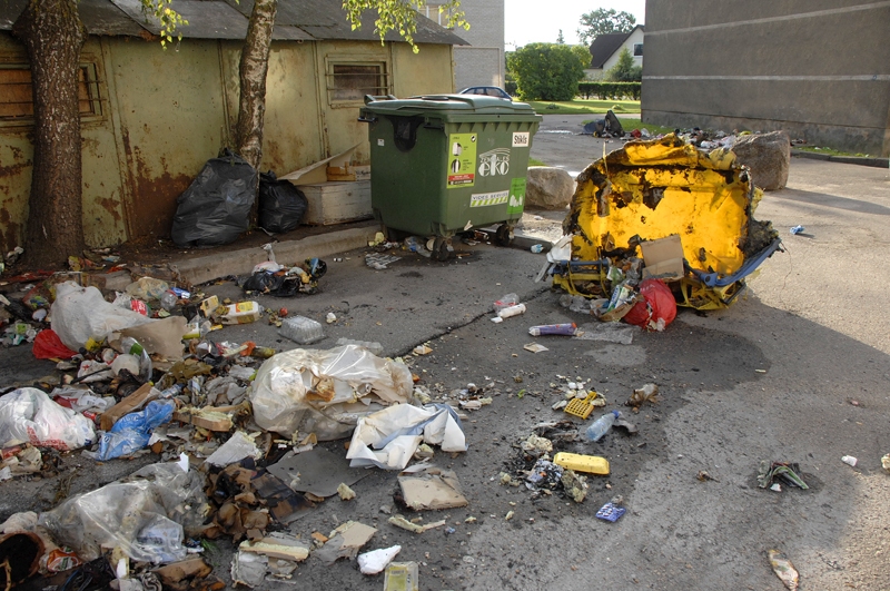 Atkritumu konteinerus pie ēkām Pionieru ielā 1 pēc dedzināšanas vairs nav izmantojami. 
Autors: Ivars Bogdanovs