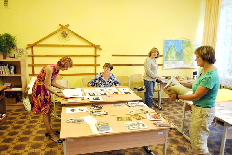 Vēsturisko fotogrāfiju stendus un aprakstus gatavo Valles vidusskolas skolotājas Gita Briņķe (no labās), Līga Granta, Brigita Sudrabiņa un Skaidrīte Baturoviča.
Autors: Māris Krūmiņš