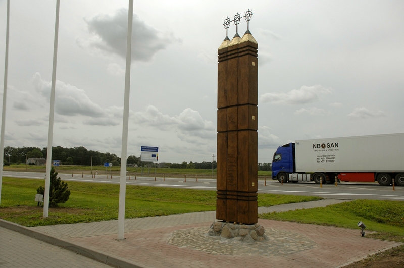 Godinot «Baltijas ceļa» 25. gadadienu, uz abu valstu robežas Lietuvas pusē 23. augusta vakarā atklās tēlnieka Rimanta Zinkēviča darināto piemiņas zīmi.
Autors: Ivars Bogdanovs