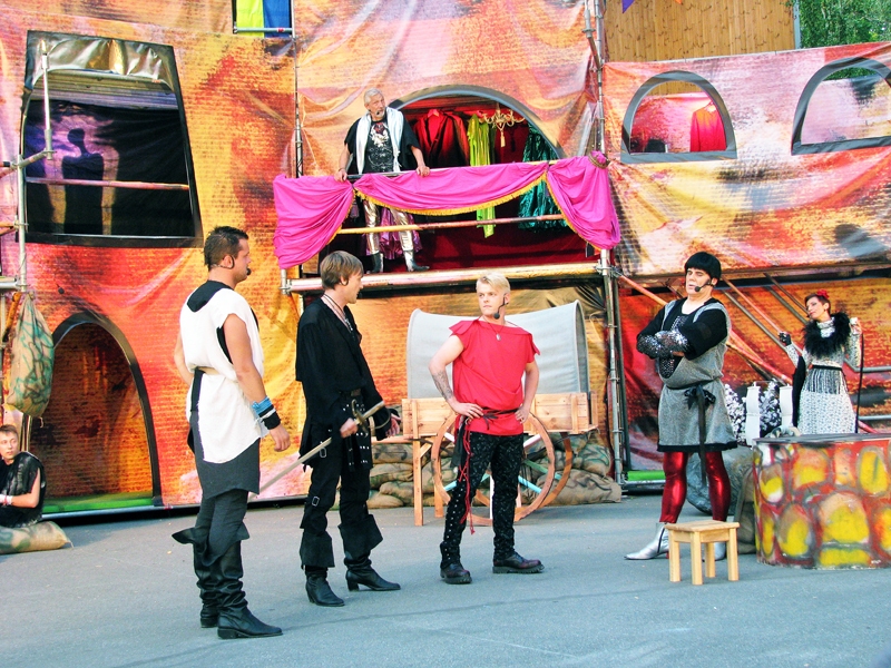 Izrāde ir skatāma un klausāma. Līdztekus muzikālajiem motīviem gana vareni skan arī lielgabalu dārdi, gados mazos skatītājus, kā arī pilskalna krauķus varētu satraukt ieroču šķinda un asprātīgais Daniela Rēbusa radīto burvju lādiņu eksplozijas troksnis. Ja vien pirms izrādes godprātīgi būs pastrādājuši skaņu tehniķi, skatītāji varēs baudīt Ata Auzāna kvalitatīvi aranžētās Raimonda Paula dziesmas. Būs populārā dziesma par trim vīriem, kas braši cīnījās, par daiļo krogus meitu, liriski motīvi ieskanēsies vairākās Raimonda Tigula jaunradītajās melodijās. 
Autors: Vilnis Auzāns