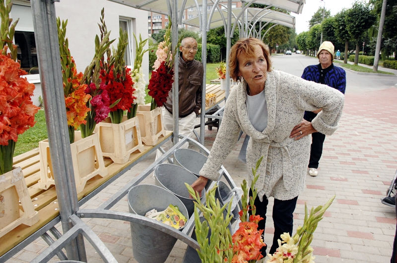 Laima Straumane, ilggadējā ziedu tirgotāja, pārliecināta, ka metāla spaiņi ir jāskrūvē nost, jo tie nav praktiski un ērti lietošanai.
Autors: Ivars Bogdanovs