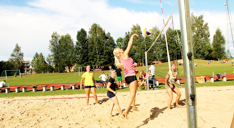 Komanda «Valle 2» (kreisajā pusē) Valles sporta spēlēs izcīnīja trešo vietu volejbola sacīkstēs.
Autors: Uldis Varnevičs