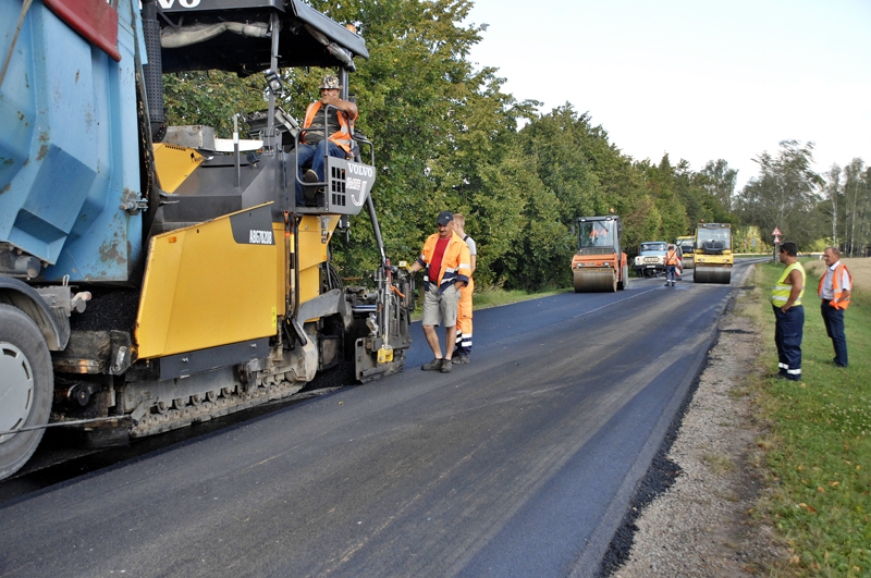 Brauktuvi ceļā no Bauskas uz Uzvaru remontē SIA «Igate». 
Autors: Ivars Bogdanovs