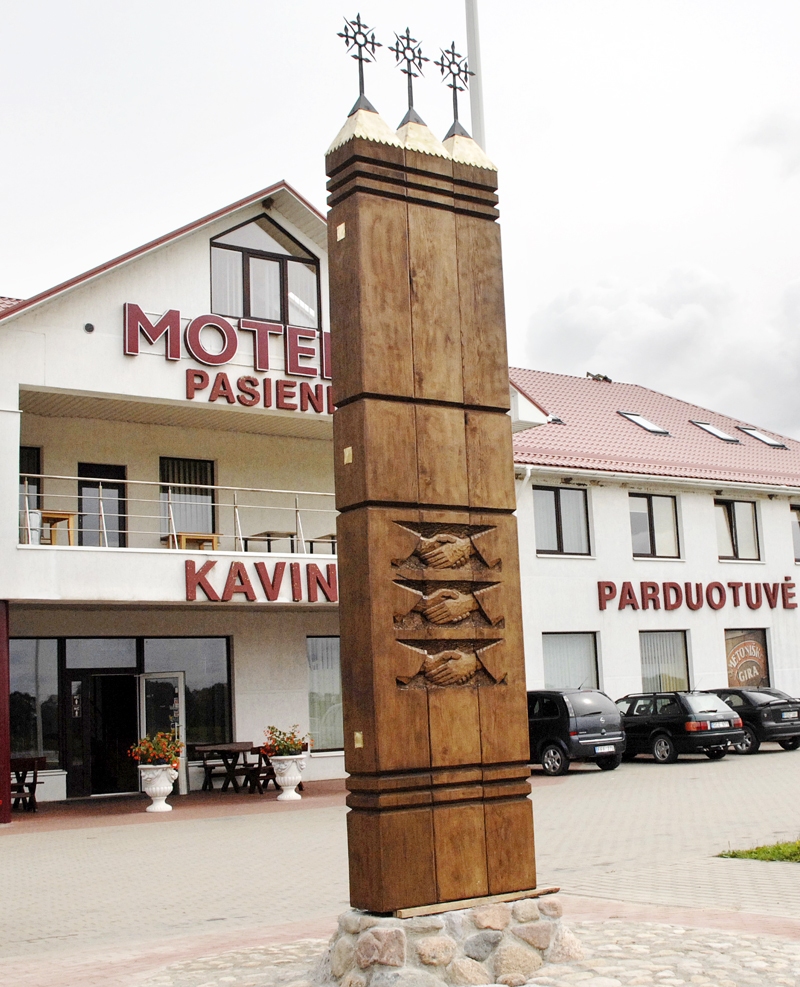 Piemineklis «Baltijas ceļam».