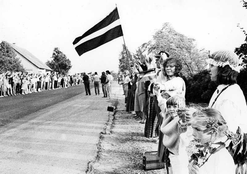 1989. gada 23. augustā Grenctālē uz Latvijas–Lietuvas robežas. Cilvēki sadevās rokās par Baltijas nāciju brīvību, pārsteidzot pasauli ar neredzētu miermīlīgas vienotības akciju. Līdzi paņemtajos radiotranzistoros skanēja latviešu mūzika un Latvijas Tautas frontes līdera Daiņa Īvāna uzruna.