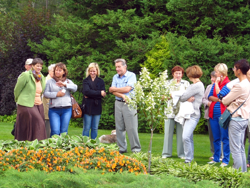 Konkursa «Bauskas novada rota» dalībnieki iepazīstas ar Dobeles skaistākajiem dārziem.
Autors: Andra Matuļenko