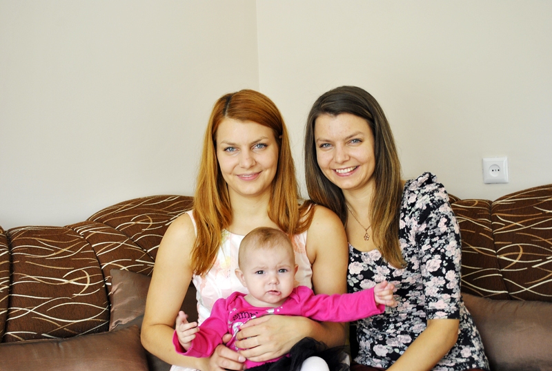 Laurai Saltupei (no kreisās) piedzimusi meitiņa Emīlija, un viņa ar māsu Lieni kopā vairs nedzīvo.
Autors: Māris Krūmiņš