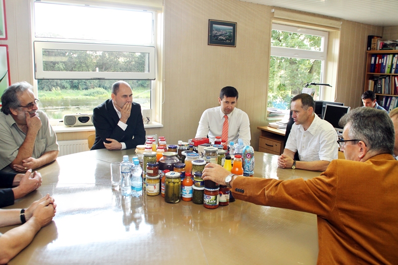 Vjačeslavam Dombrovskim (vidū) tiešus jautājumus uzdeva Aivars Svarenieks (no labās) un Gūrijs Bulle (no kreisās). 
Autors: Uldis Varnevičs
