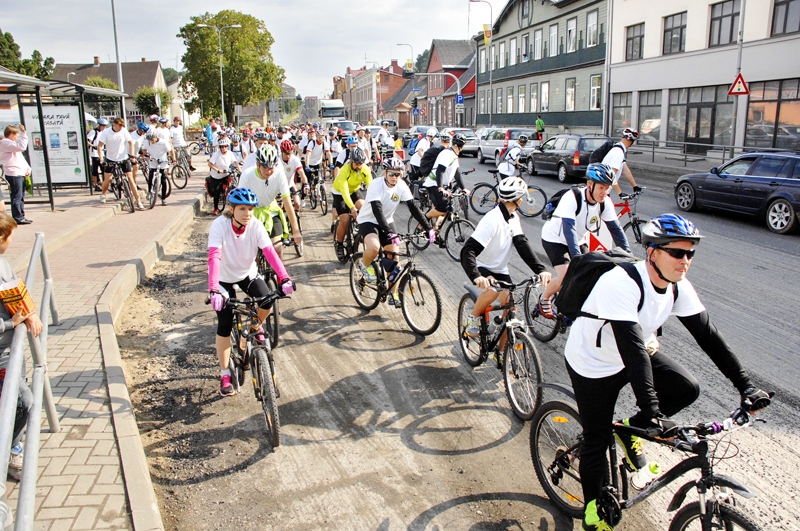 Šī gada 23. augustā, svinot akcijas «Baltijas ceļš» 25. gadadienu, trīs Baltijas valstu karogiem plīvojot, aptuveni simts velosipēdistu devās vēsturiskās akcijas trasē.
Autors: Ivars Bogdanovs