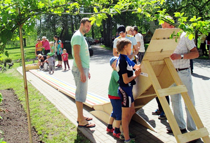 Automodelīšu trase saista gan bērnus, gan pieaugušo auditoriju.
Autors: no projekta albuma