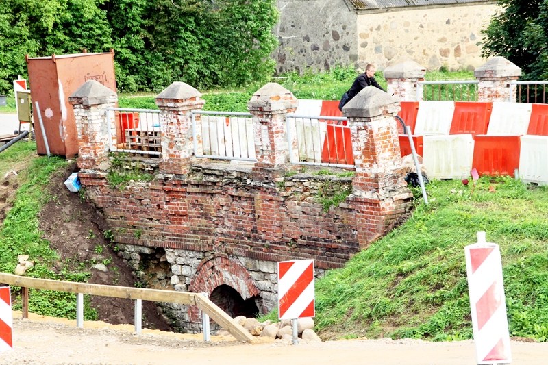 Pie tilta pār Riju strautu apvedceļam vajadzētu novērst transporta kustības traucējumus Skaistkalnē.
Autors: Uldis Varnevičs