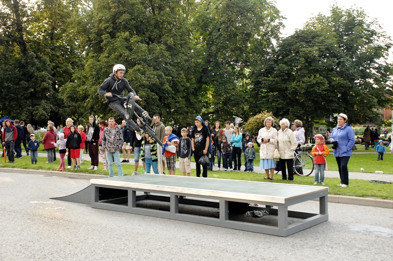 Jauniešu dienā paraugdemonstrējumus rādīja «Green Trials» velosipēdisti.
Autors: Ivars Bogdanovs