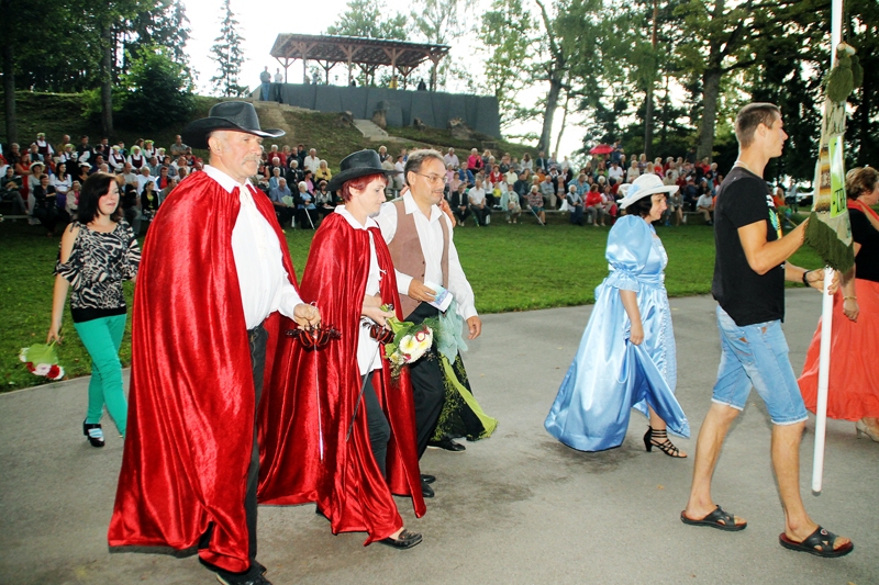 Mazzalves amatierteātra «Trīs musketieri» demonstrēja krāšņus tērpus.
Autors: Uldis Varnevičs