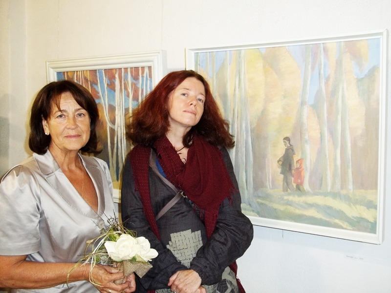 Mākslinieka dzīvesbiedre Ilze Mežavilka (no kreisās) un meita Rūta Mežavilka pie 1974. gadā tapušās gleznas «Pastaiga».
Autors: Ruta Keiša