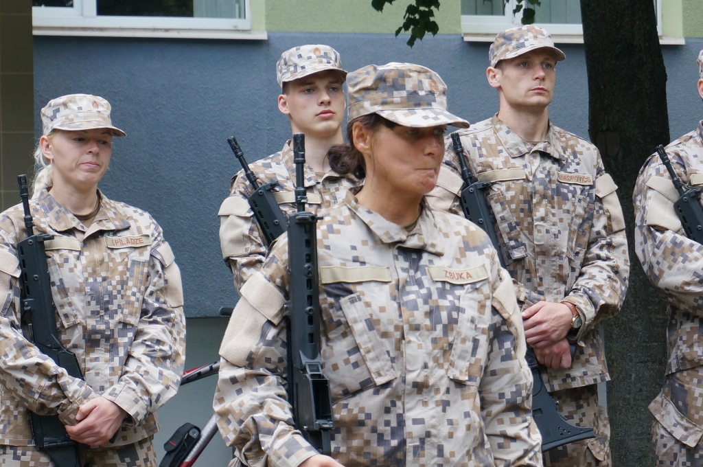 Šova «Iesaukts armijā» dalībniece Inga Pīlādze (pirmā no kreisās) .
Autors: Publicitātes foto. 