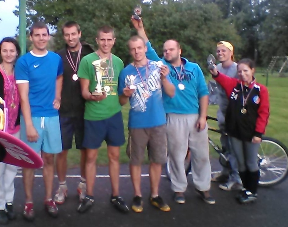 Uzvarētāju godā vienība «Divmetrīgie tornī». 
Autors:  No albuma.