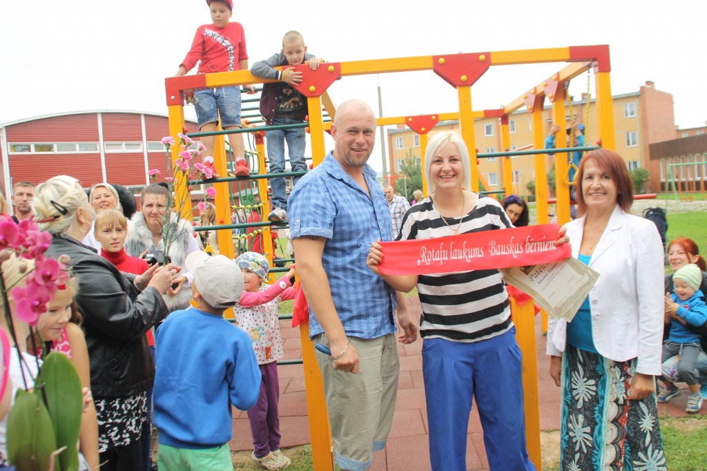 Kitija Kizne (vidū) kopā ar atbalstītājiem un rotaļu laukuma atklāšanas pasākuma viesiem. 
Autors: Uldis Varnevičs