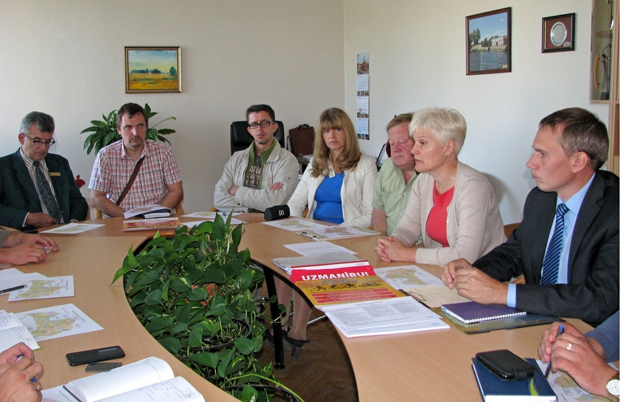 Pārtikas un veterinārā dienesta Dienvidzemgales pārvaldes vadītājs Jānis Grosbārdis (no labās) un viņa vietniece, valsts vecākā veterinārā inspektore Ineta Kupča par situāciju ar Āfrikas cūku mēri informē Bauskas novada civilās aizsardzības komisijas locekļus. 
Autors: Vilnis Auzāns
