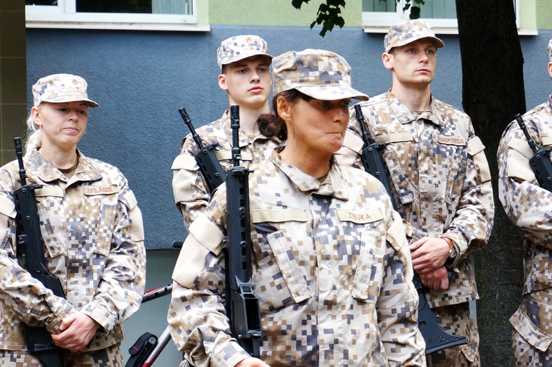 Šova «Iesaukts armijā» dalībniece Inga Pīlādze (pirmā no kreisās) ar sacensību biedriem.
Autors: Publicitātes foto. 