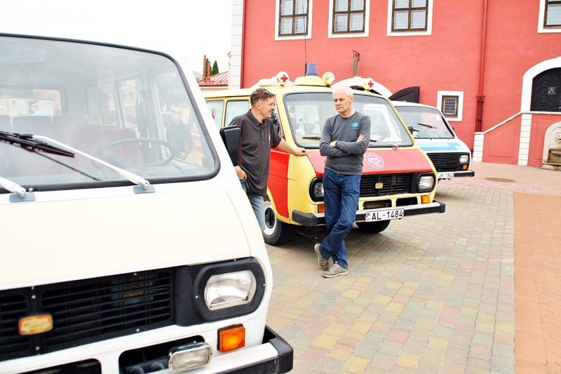 «Latvijas» Bauskas Rātslaukumā. Pie sava minibusa Andris Dambis (no labās). 
Autors: Uldis Varnevičs