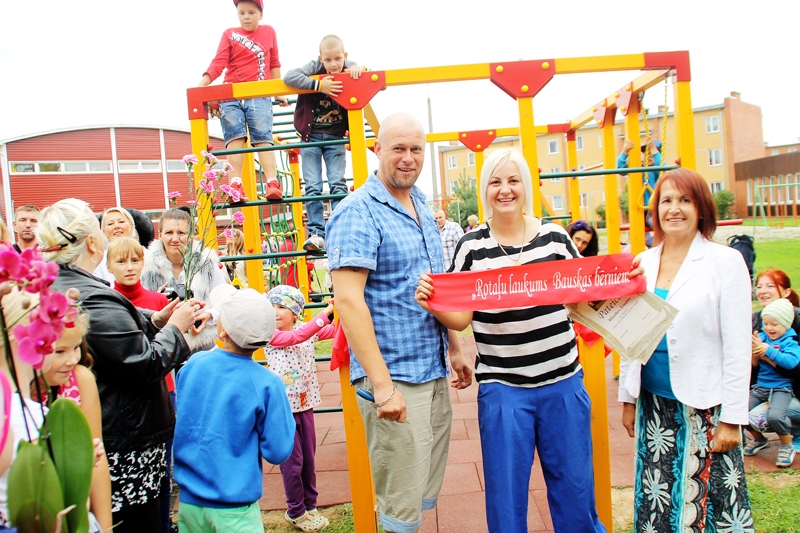 Kitija Kizne (vidū) kopā ar atbalstītājiem un rotaļu laukuma atklāšanas pasākuma viesiem.
Autors: Uldis Varnevičs