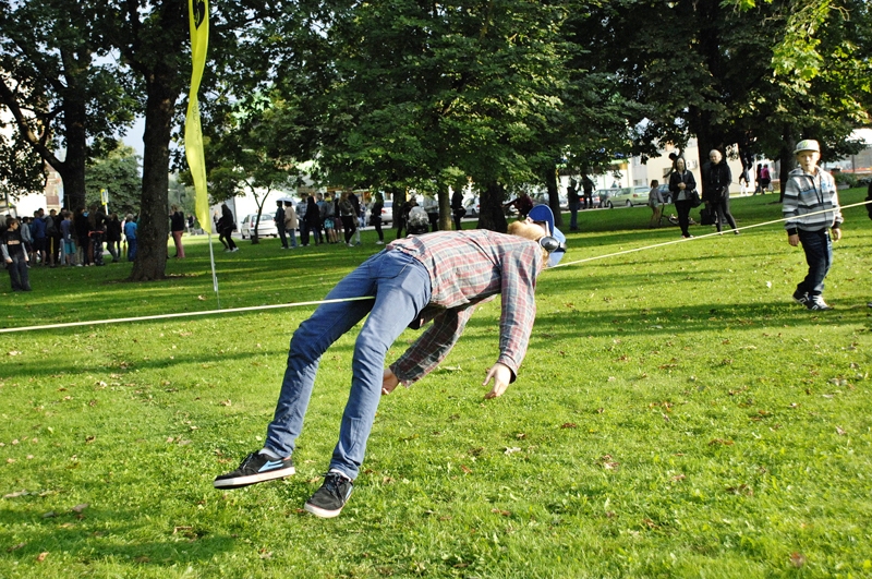Lenta «Slack Line» ļoti nogurušam jaunietim ir gluži kā pēlis atpūtai pirms skolas sākuma.
Autors: Ivars Bogdanovs