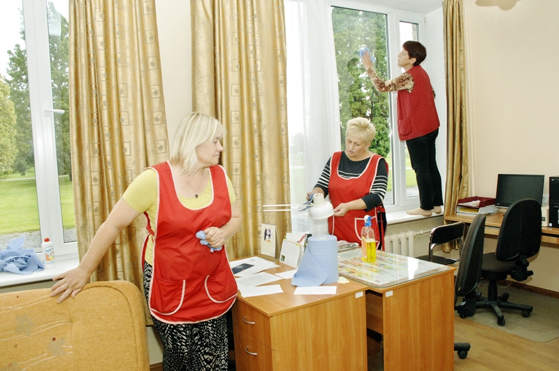 Codes pamatskolā jaunajam mācību gadam sagatavota skolotāju istaba. No kreisās apkopējas Ingrīda Blauduma, Sandra Matulēna un Jurate Maslova.
Autors: Ivars Bogdanovs