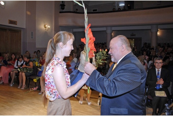 Bauskas novada izglītības nodaļas vadītājs Ģirts Bernauts pagājušā gada konferencē sveica jauno skolotāju Kristīnu Kondrotaiti.
Autors: No arhīva.