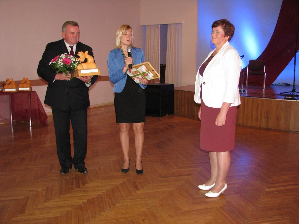 Rundāles novads jūnija vidū svinīgā pasākumā Jelgavas kultūras namā saņēma apliecinājumu pārstāvēt Zemgales reģionu valsts konkursā «Eiropas Gada pašvaldība 2014». Rundāles novada domes priekšsēdētāja vietnieci Intu Klīvi (no labās) sveica Zemgales Plānošanas reģiona administrācijas vadītāja Santa Ozola un Zemgales Plānošanas reģiona izpilddirektors Valdis Veips. 
Autors: No arhīva.