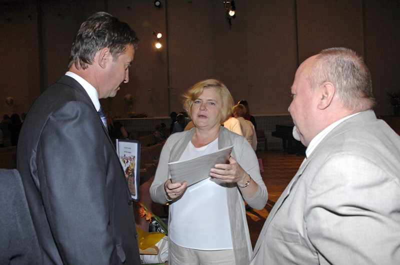 Bauskas novada pedagogu rudens konferencē par mācību darba aktualitātēm spriež Bauskas Valsts ģimnāzijas direktors Raimonds Žabovs (no kreisās), LU docente Rita Ķiseļova un izglītības nodaļas vadītājs Ģirts Bernauts. 
Autors: Ivars Bogdanovs