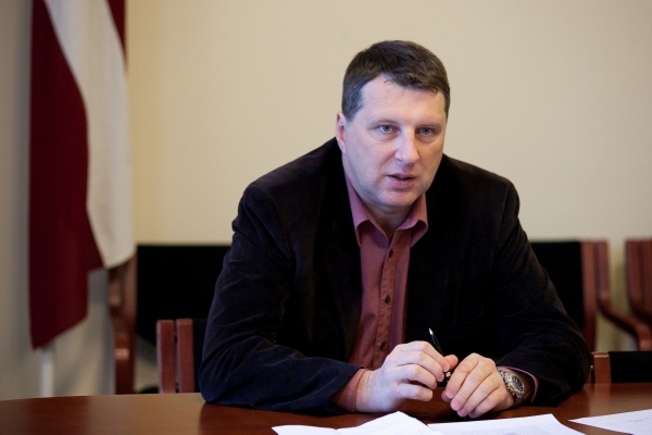 Neraugoties uz Krievijas veikto iebrukumu Ukrainā, Latvijai tiešu militāru draudu līmenis joprojām ir zems, paziņojumā presei norāda Latvijas aizsardzības ministrs Raimonds Vējonis.
Autors: lr1.latvijasradio.lv