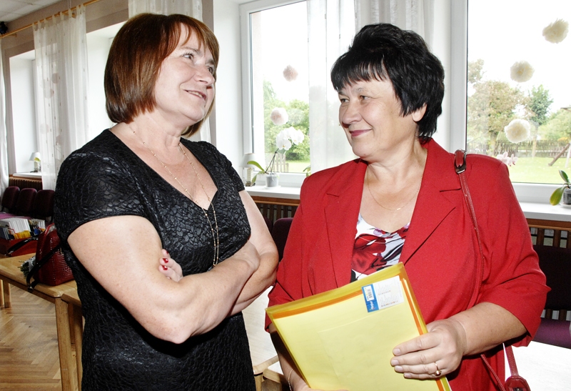 Bauskas pilsētas pamatskolas pasniedzēja Līga Purena (no kreisās)  un Bauskas Valsts ģimnāzijas matemātikas skolotāja Vaira Karpiča saņēmušas ministrijas apbalvojumus.
Autors: Ivars Bogdanovs