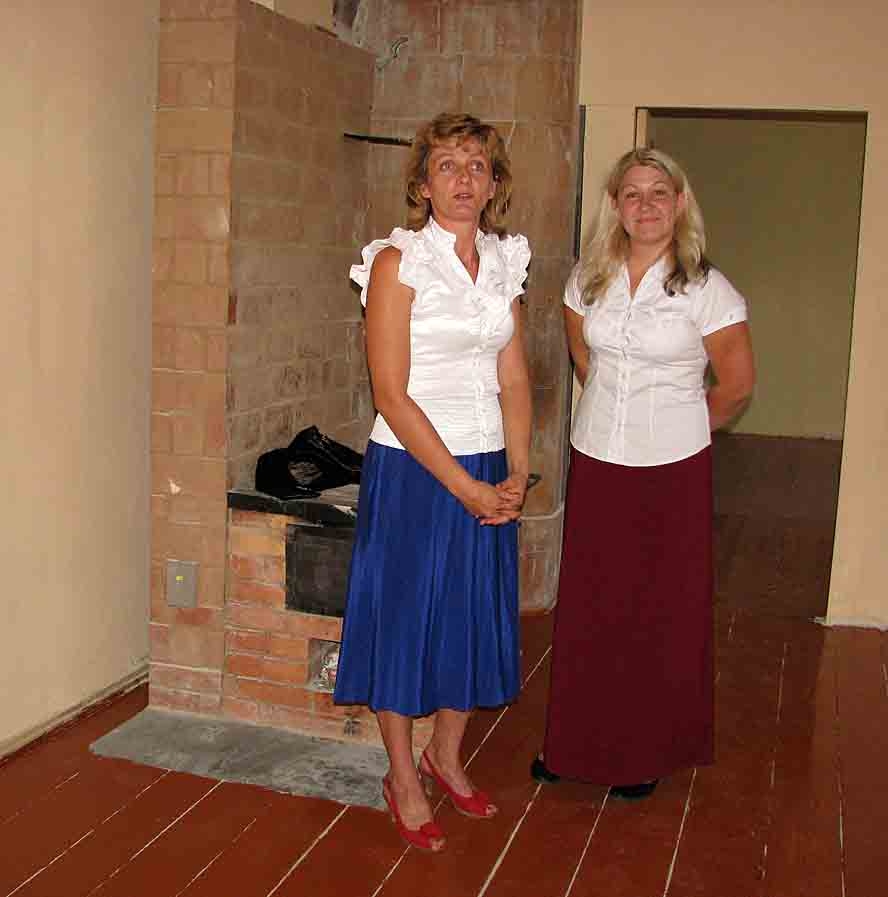 Jaunsaulietes Inga Cepure (no kreisās) un Antra Balgalve gandarītas ar projektā «Iedzīvotāji veido savu vidi» paveikto.
Autors: Vilnis Auzāns