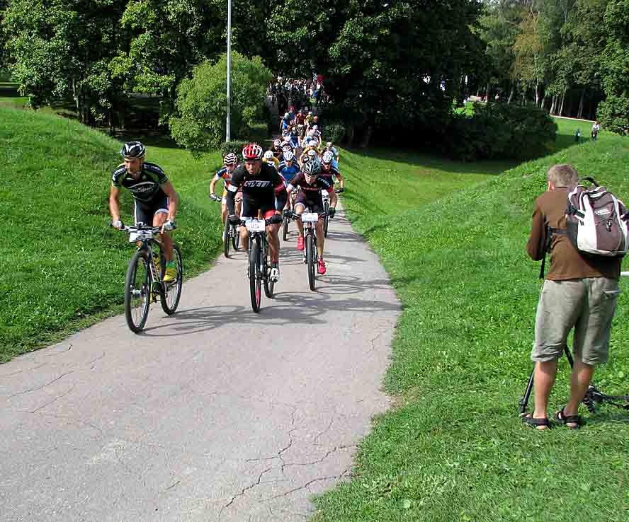 Sacensību starts Bauskas pilskalnā.
Autors: Vilnis Auzāns