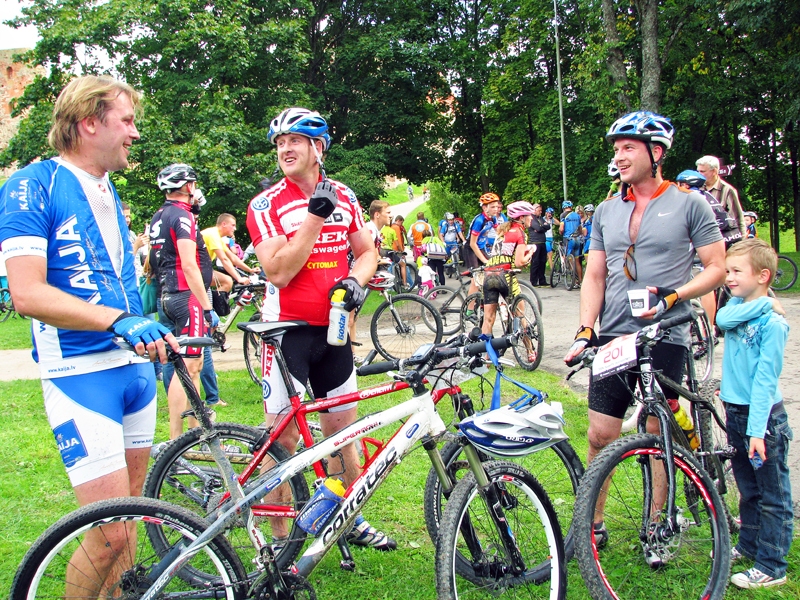 Pēc finiša iespaidos par distanci dalās baušķenieki Mārtiņš Belickis (no kreisās), Aivars Duklavs un Modris Briška.
Autors: Vilnis Auzāns