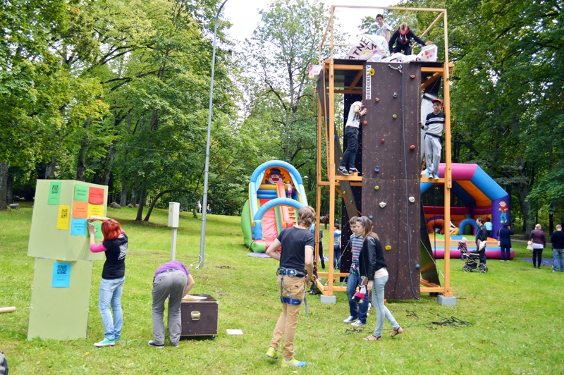 Alpīnisma treniņsiena vasaras sarīkojumos kļuvusi par populārāko izklaidi.
Autors: Zane Gorškova