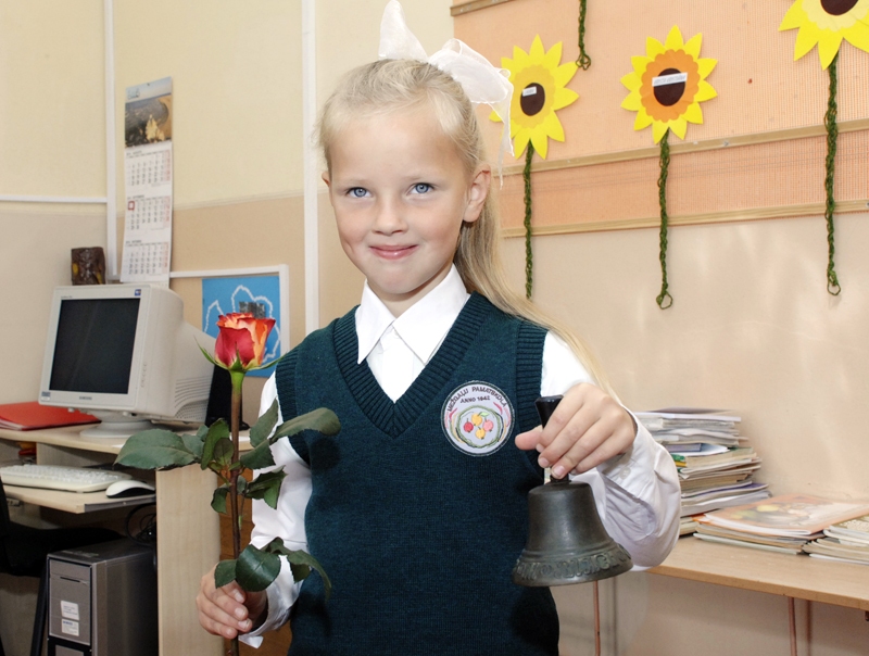Mežgaļu pamatskolas pirmklasniece Laura Graša uz skolu dosies jaunajā formastērpā.
Autors: Ivars Bogdanovs