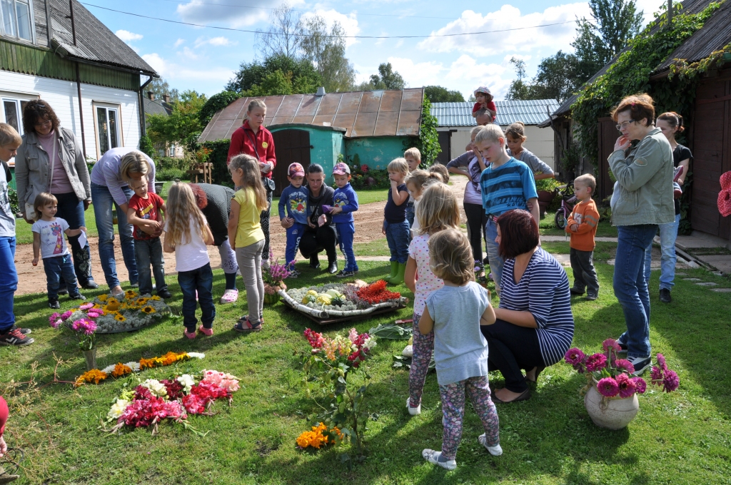 Bērni un vecāki tika aicināti izdomāt nosaukumus Mārītes Vītolas veidotajiem ziedu paklājiem.
Autors: Žanna Zālīte