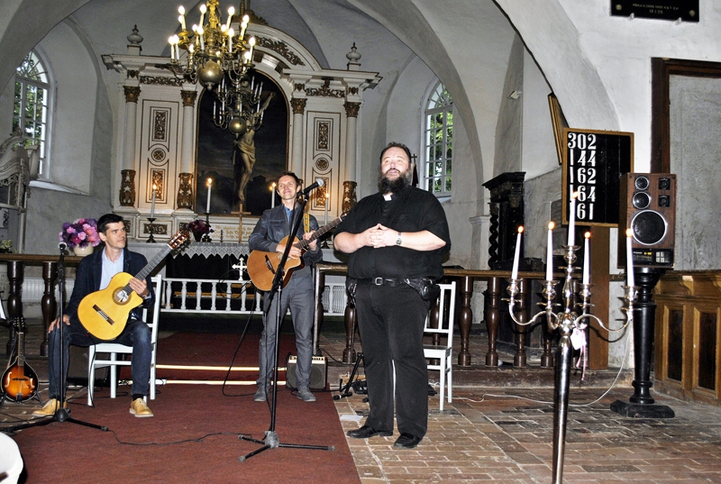 Mācītājs Aivars Siliņš (centrā) uzrunā uz labdarības koncertu sanākušos ļaudis un aicinātos mūziķus Kasparu Zemīti (no kreisās) un Renāru Kauperu.
Autors: Zane Gorškova