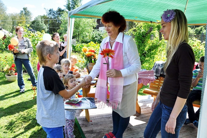 Skolas direktore Gudrīte (Mārīte Vītola) sveic Vecumnieku vidusskolas 4. klases skolnieku Rihardu Vētru.
Autors: Žanna Zālīte