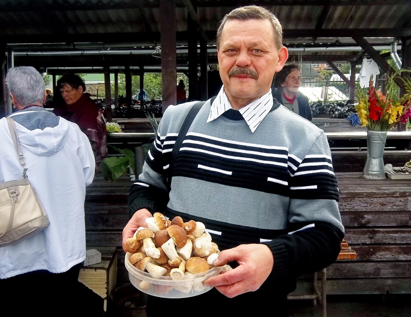 Andrejs Zandbergs no Vecumniekiem rāda pēdējo baraviku čupiņu, kas palikusi no piektdienas rītā atvestajiem 15 kilogramiem.
Autors: Sandra Danosa